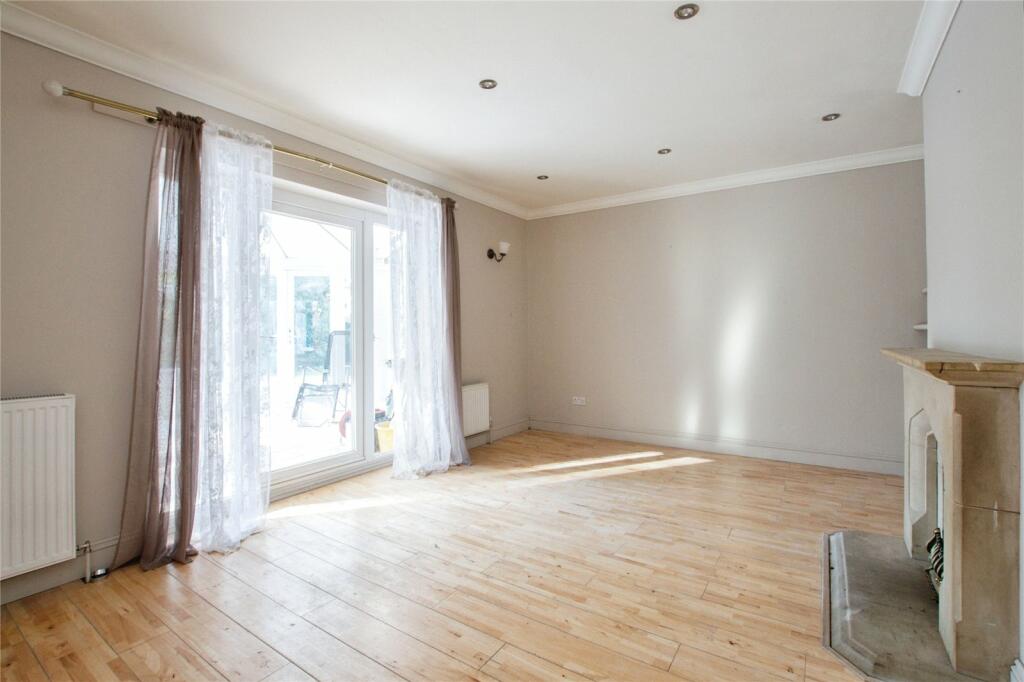 5 bed Detached