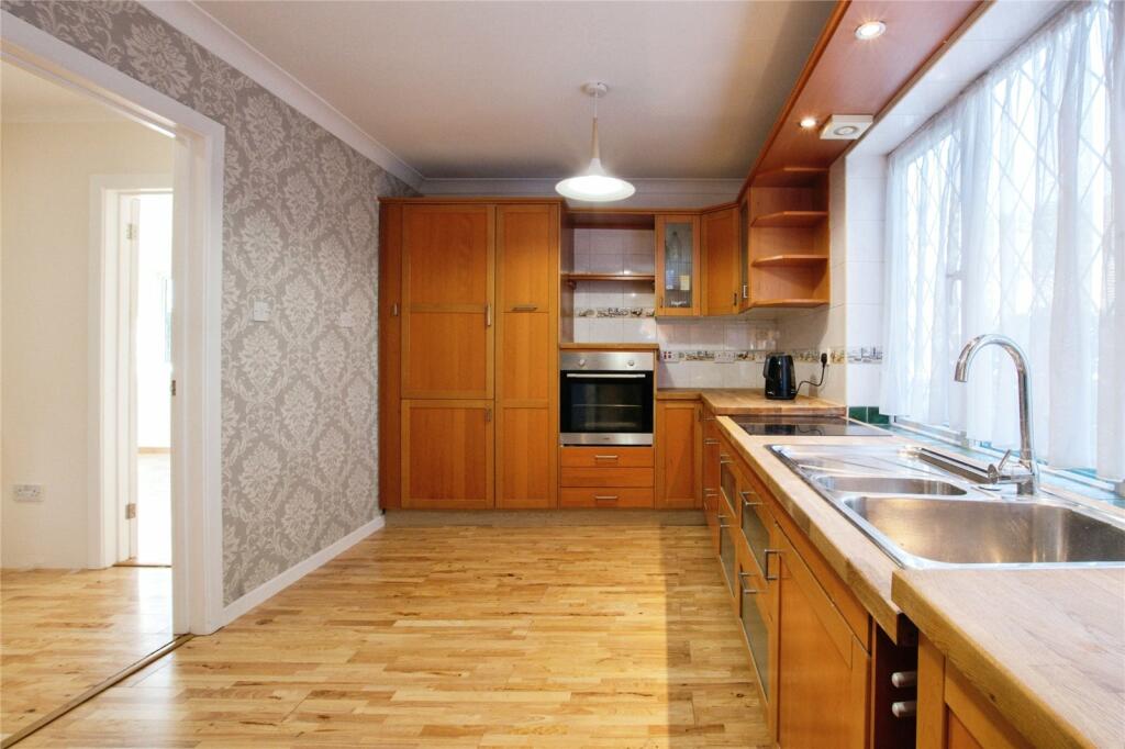 5 bed Detached