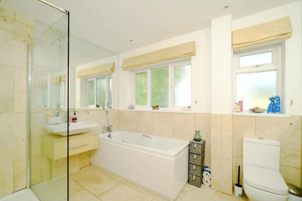 4 bed Detached