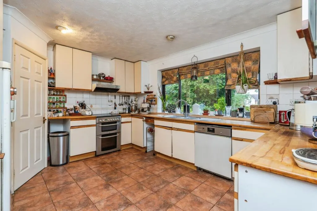 4 bed Detached Bungalow