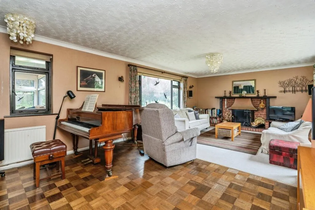4 bed Detached Bungalow