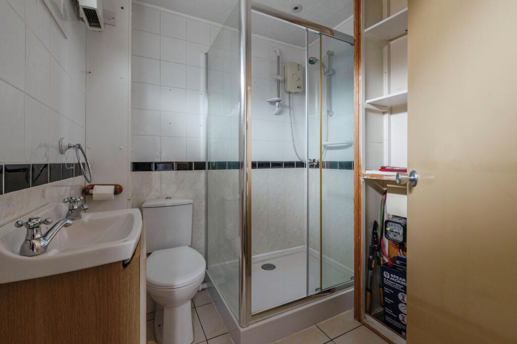3 bed End of Terrace