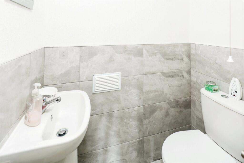 3 bed End of Terrace