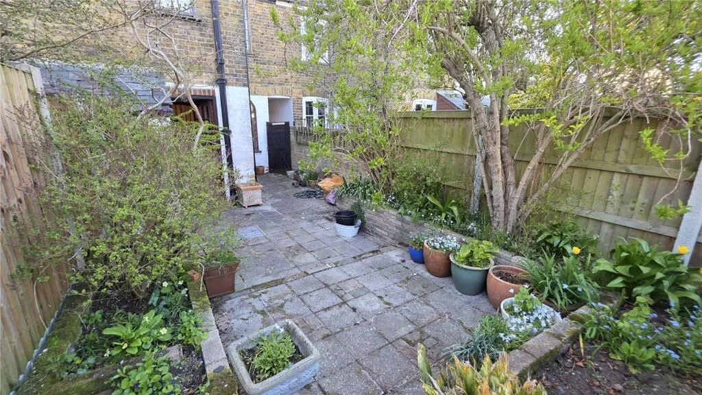 3 bed End of Terrace