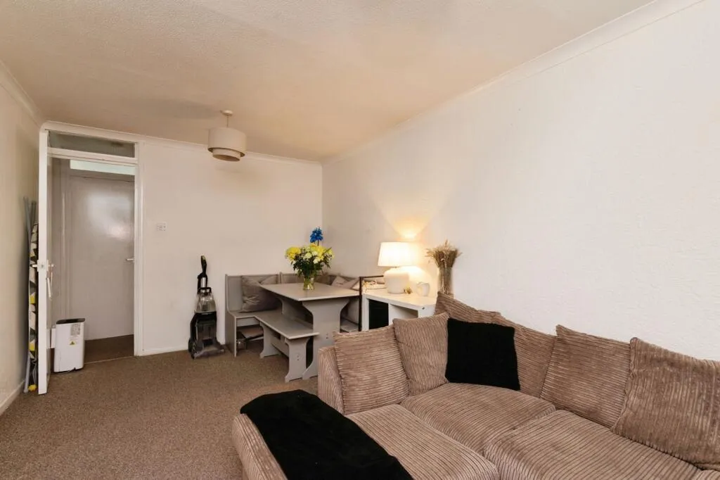 2 bed Ground Flat