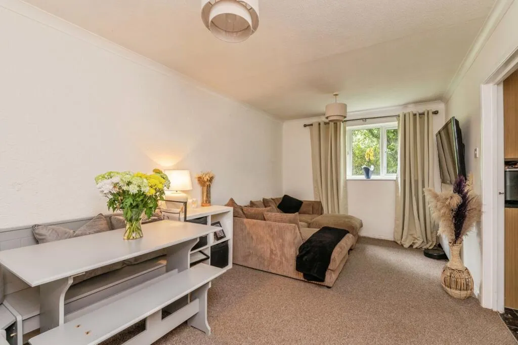 2 bed Ground Flat
