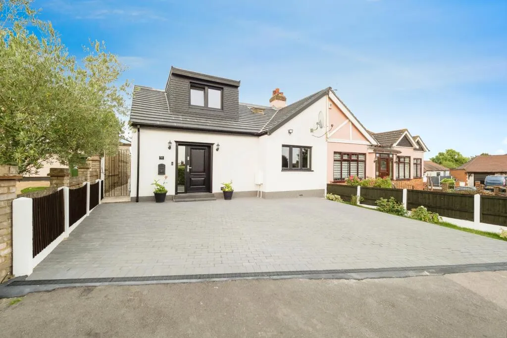 4 bed Semi-Detached Bungalow