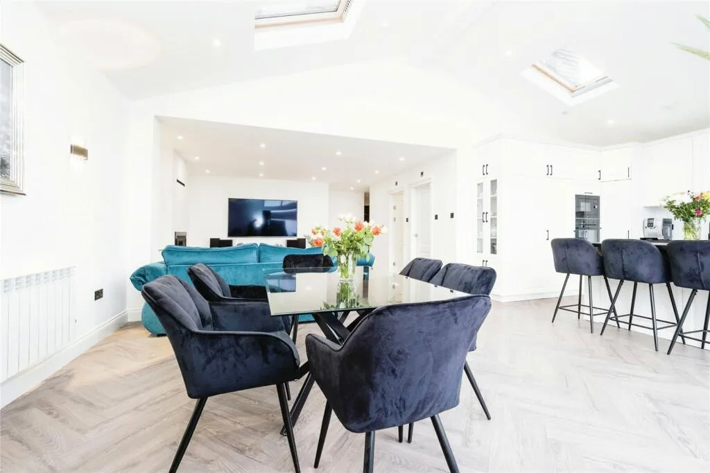 4 bed Semi-Detached Bungalow