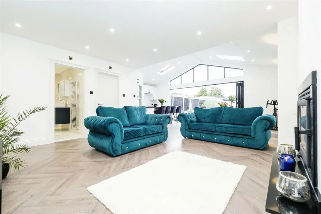 4 bed Semi-Detached Bungalow
