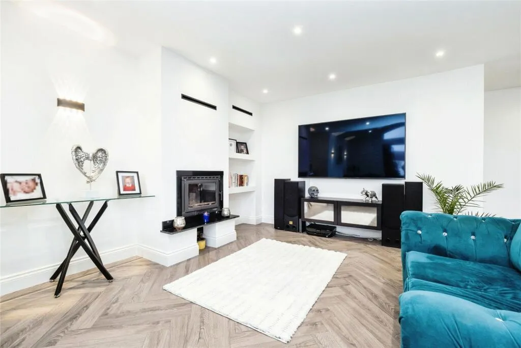 4 bed Semi-Detached Bungalow
