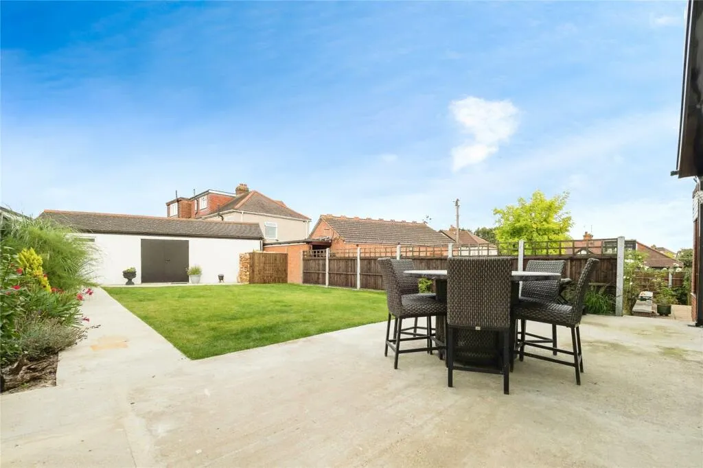 4 bed Semi-Detached Bungalow