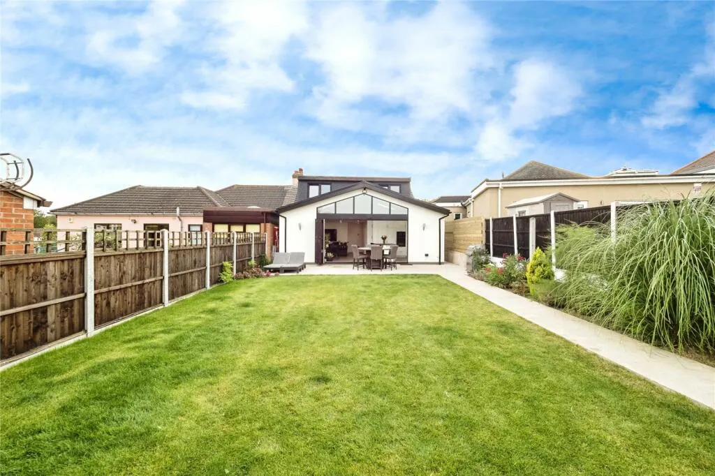 4 bed Semi-Detached Bungalow