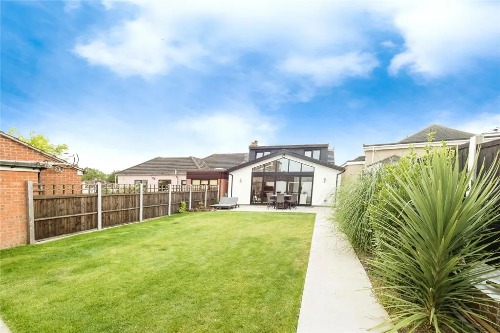 4 bed Semi-Detached Bungalow