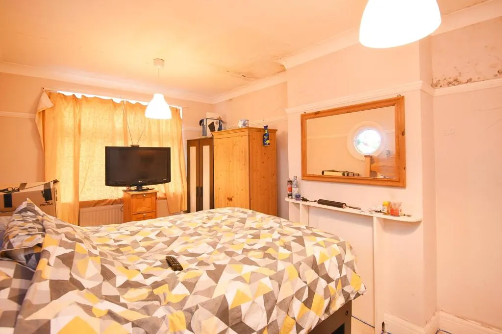 5 bed Detached