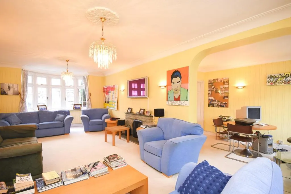 5 bed Detached
