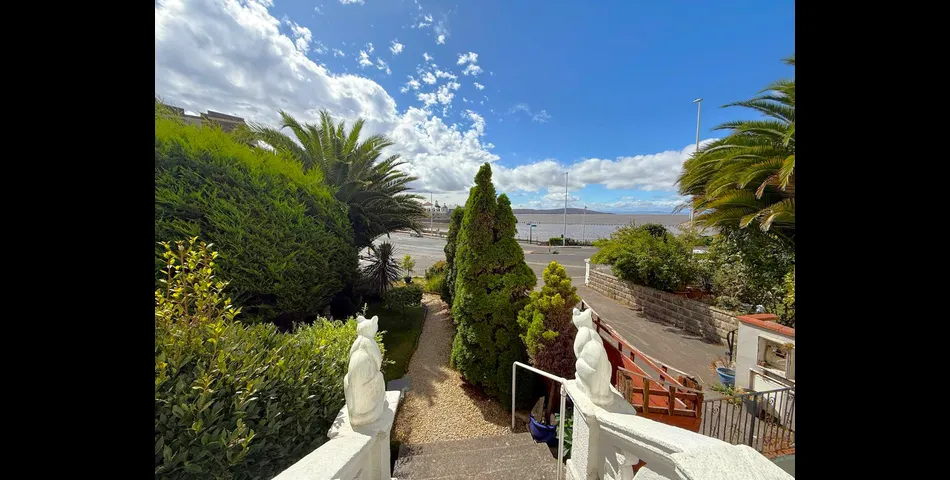 One bed seafront flat 