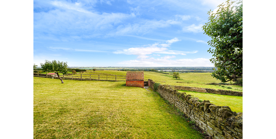 SINGLE BUILDING PLOT WITH STUNNING VIEWS