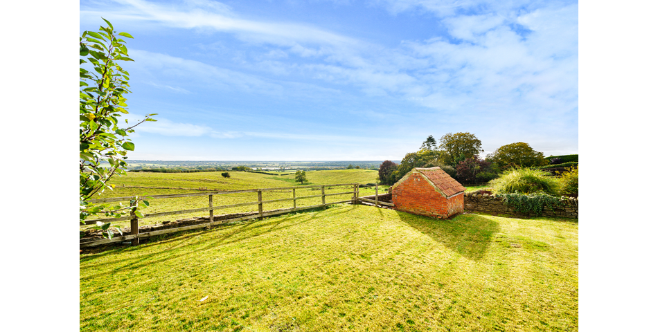 SINGLE BUILDING PLOT WITH STUNNING VIEWS