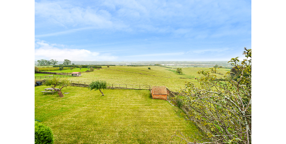 SINGLE BUILDING PLOT WITH STUNNING VIEWS