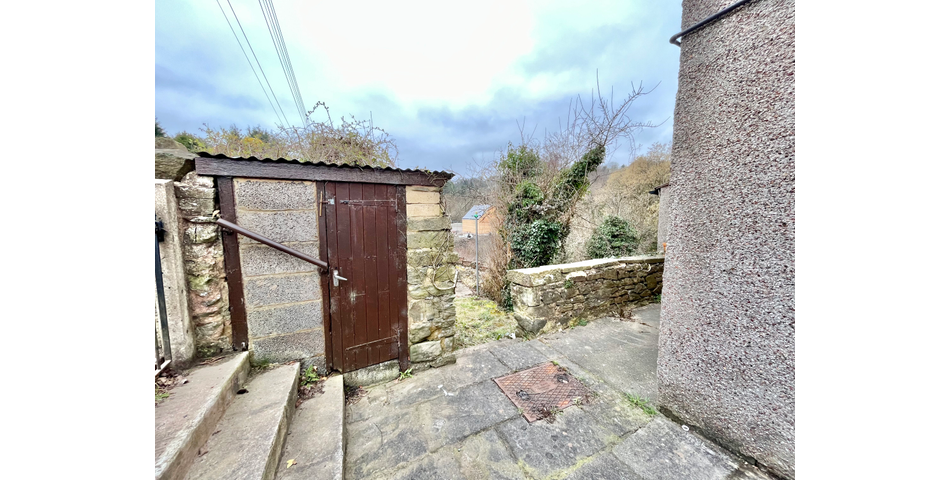 ONLINE TRADITIONAL AUCTION- A 19TH CENTURY THREE DOUBLE BEDROOM, THREE RECEPTION ROOM DETACHED HOUSE SAT IN GROUNDS APPROACHING QUARTER OF AN ACRE