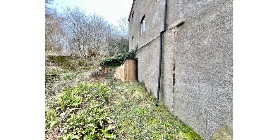 ONLINE TRADITIONAL AUCTION- A 19TH CENTURY THREE DOUBLE BEDROOM, THREE RECEPTION ROOM DETACHED HOUSE SAT IN GROUNDS APPROACHING QUARTER OF AN ACRE