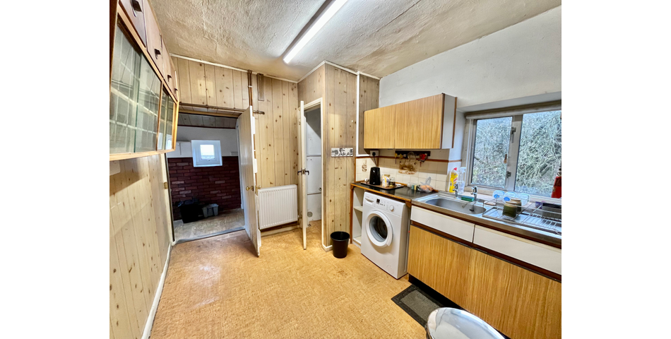 ONLINE TRADITIONAL AUCTION- A 19TH CENTURY THREE DOUBLE BEDROOM, THREE RECEPTION ROOM DETACHED HOUSE SAT IN GROUNDS APPROACHING QUARTER OF AN ACRE