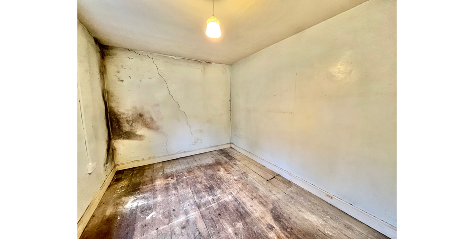 ONLINE TRADITIONAL AUCTION- A 19TH CENTURY THREE DOUBLE BEDROOM, THREE RECEPTION ROOM DETACHED HOUSE SAT IN GROUNDS APPROACHING QUARTER OF AN ACRE