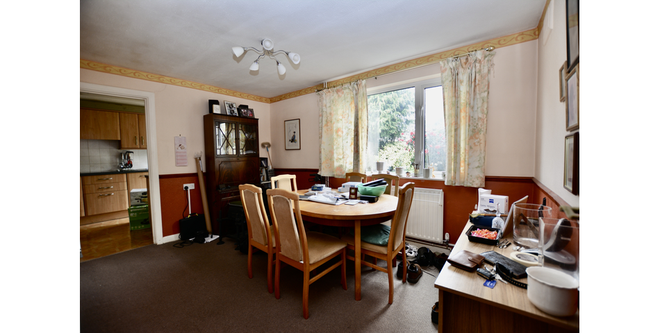 4 bedroom Semi detached house - Horley