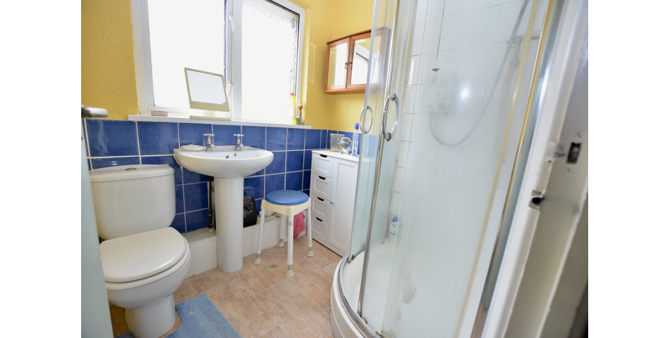4 bedroom Semi detached house - Horley