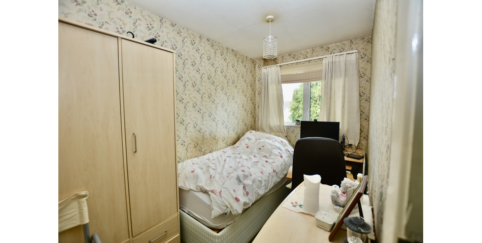4 bedroom Semi detached house - Horley