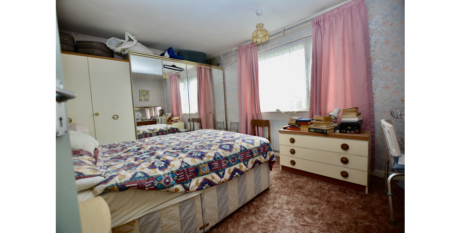 4 bedroom Semi detached house - Horley