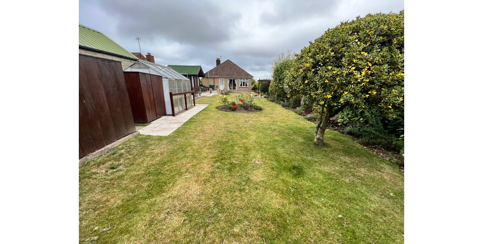TWO DOUBLE BEDROOM DETACHED BUNGALOW WITH PLANNING CONSENT FOR  PARKING BAY AND A LARGE OPEN LOFT SPACE