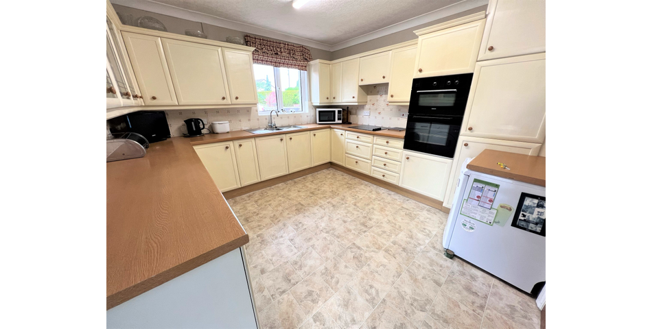 TWO DOUBLE BEDROOM DETACHED BUNGALOW WITH PLANNING CONSENT FOR  PARKING BAY AND A LARGE OPEN LOFT SPACE