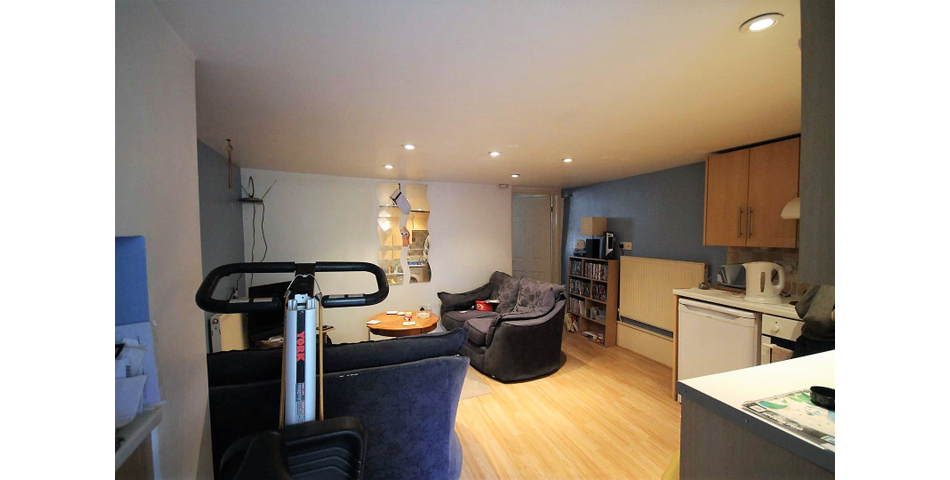 ONE BEDROOM BASEMENT FLAT 