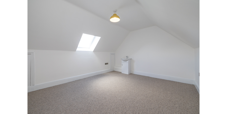 A four bedroom townhouse ideal for a HMO, located in the center of Worcester city Centre 