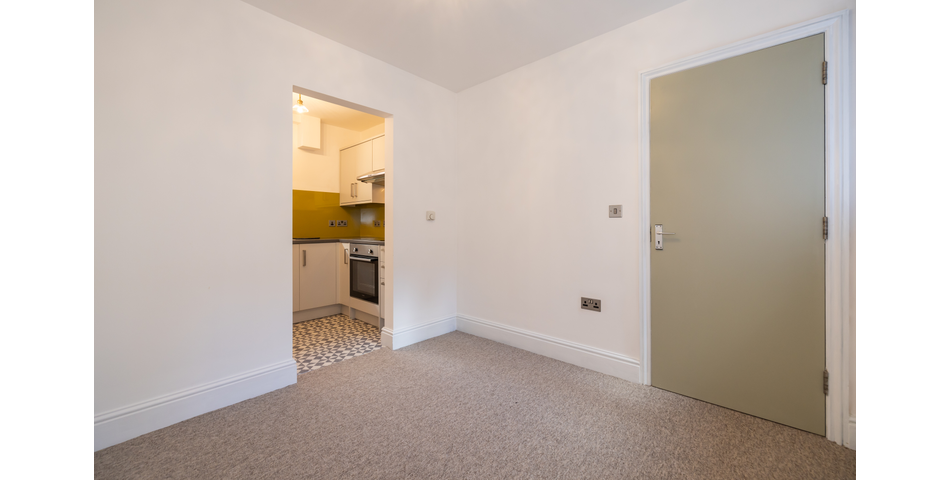 A four bedroom townhouse ideal for a HMO, located in the center of Worcester city Centre 