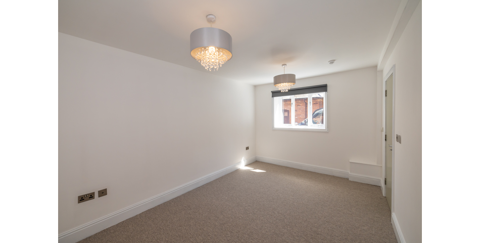 A four bedroom townhouse ideal for a HMO, located in the center of Worcester city Centre 