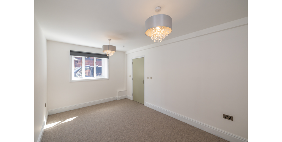 A four bedroom townhouse ideal for a HMO, located in the center of Worcester city Centre 