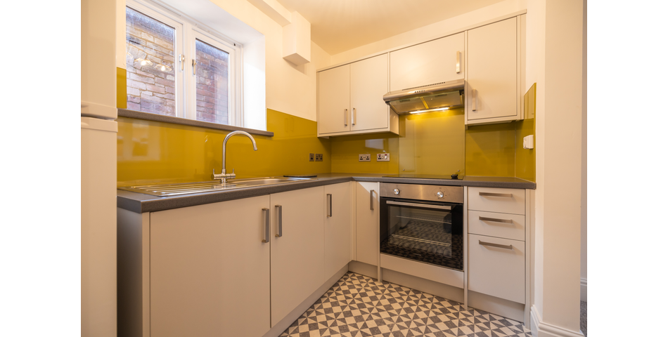 A four bedroom townhouse ideal for a HMO, located in the center of Worcester city Centre 