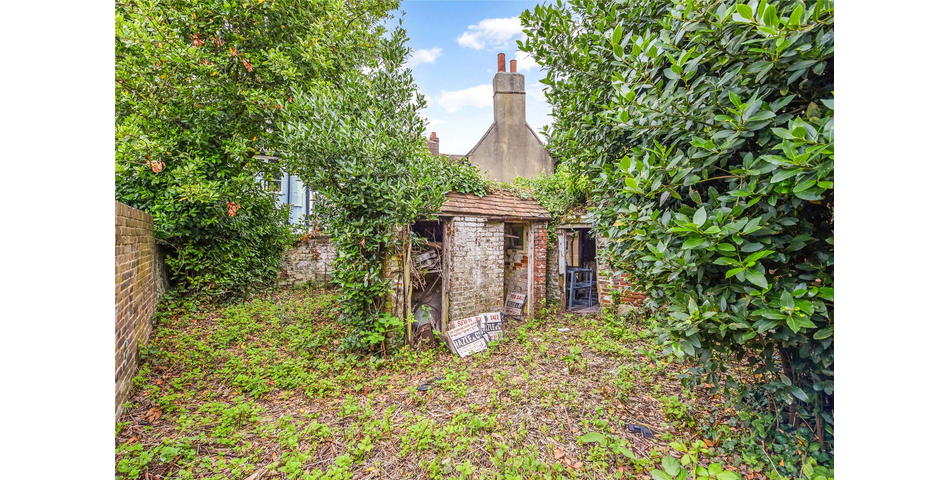Delightful listed property requiring restoration