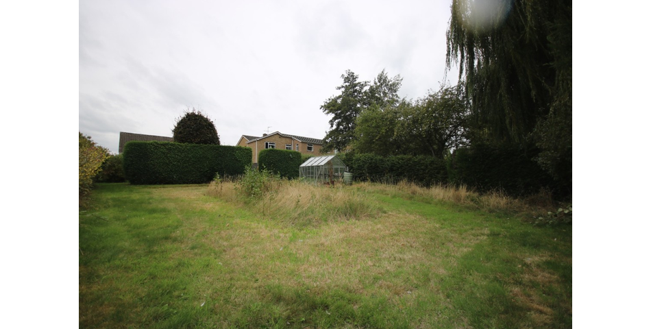 Two Bedroom Detatched Bungalow On A Large Plot In The Centre Of Oakham