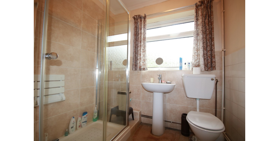 Two Bedroom Detatched Bungalow On A Large Plot In The Centre Of Oakham