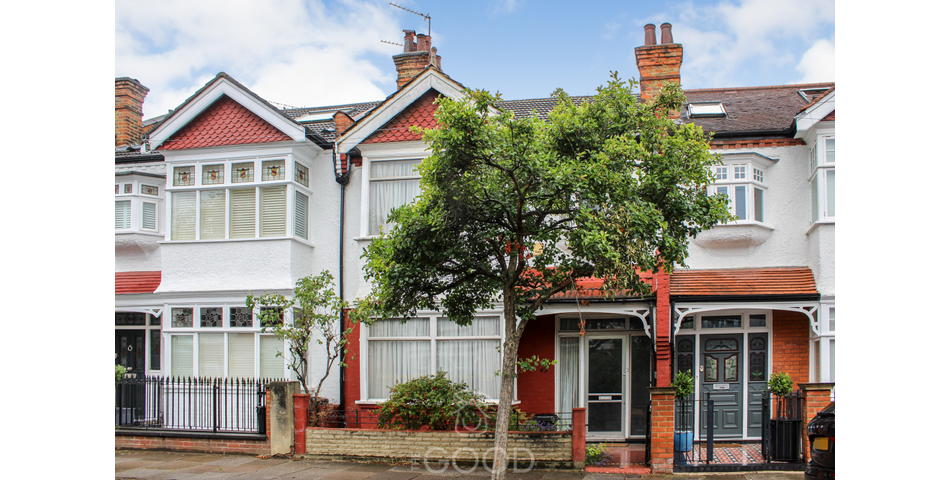 POTENTIAL POTENTIAL POTENTIAL!  An opportunity to put your own stamp on a family home with no onward chain and ideally located 'Between the Commons'.  AUCTION 5th September.