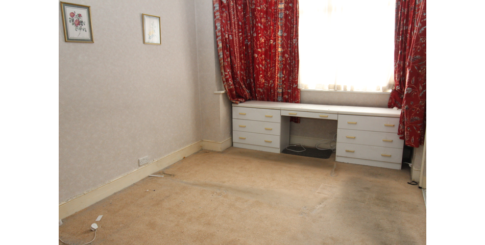 POTENTIAL POTENTIAL POTENTIAL!  An opportunity to put your own stamp on a family home with no onward chain and ideally located 'Between the Commons'.  AUCTION 5th September.