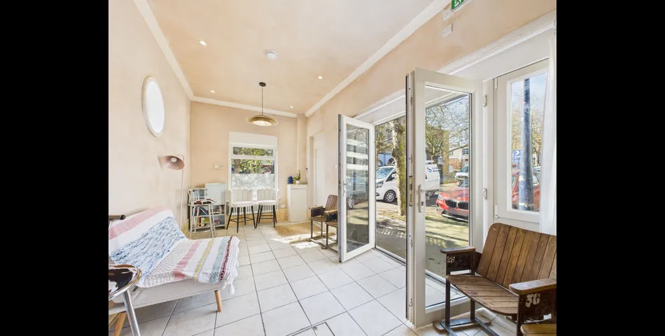 A TRULY UNIQUE FREEHOLD TOWN CENTRE DETACHED PROPERTY - AUCTION CLOSES 12NOON MONDAY 9TH JUNE