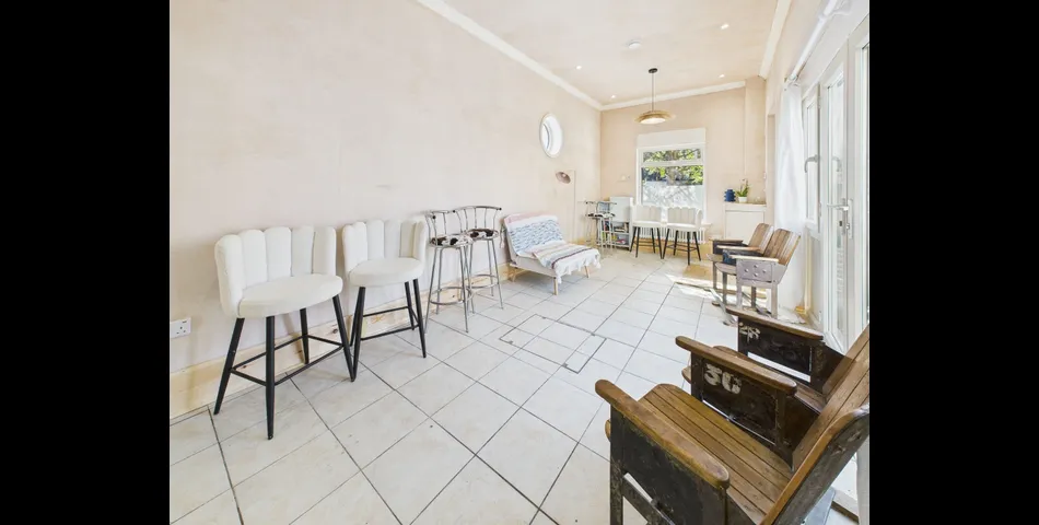 A TRULY UNIQUE FREEHOLD TOWN CENTRE DETACHED PROPERTY - AUCTION CLOSES 12NOON MONDAY 9TH JUNE