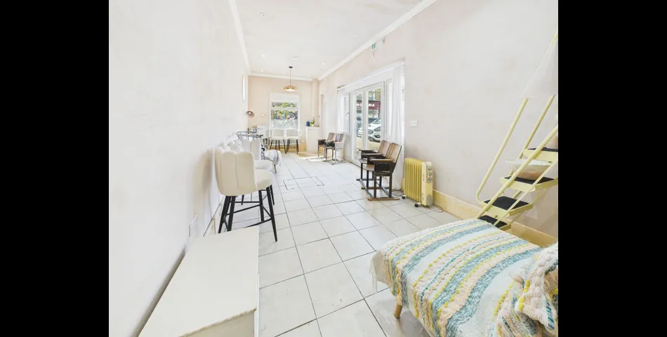 A TRULY UNIQUE FREEHOLD TOWN CENTRE DETACHED PROPERTY - AUCTION CLOSES 12NOON MONDAY 9TH JUNE