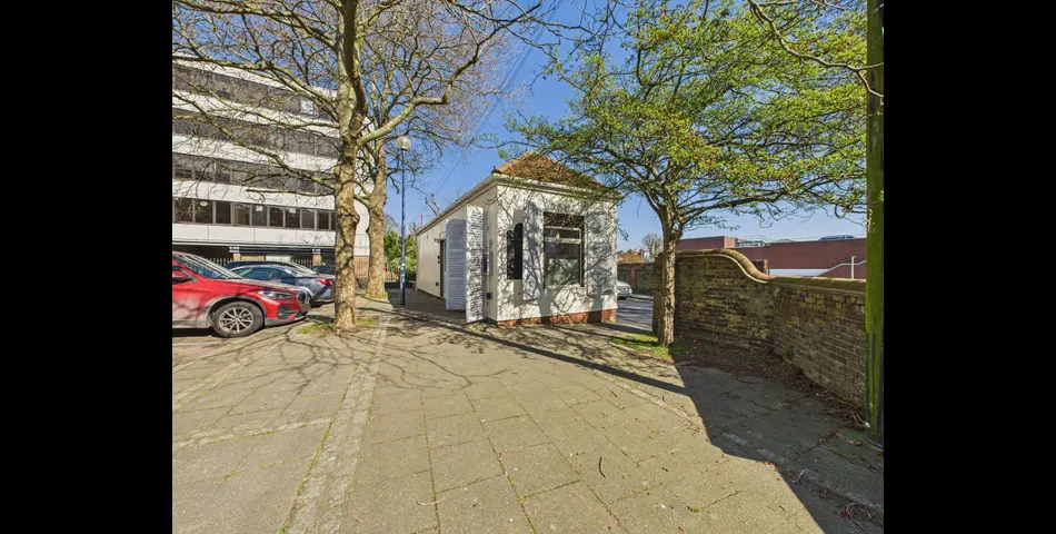 A TRULY UNIQUE FREEHOLD TOWN CENTRE DETACHED PROPERTY - AUCTION CLOSES 12NOON MONDAY 9TH JUNE