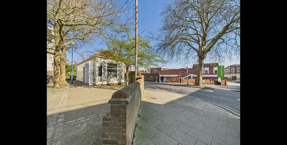 A TRULY UNIQUE FREEHOLD TOWN CENTRE DETACHED PROPERTY - AUCTION CLOSES 12NOON MONDAY 9TH JUNE