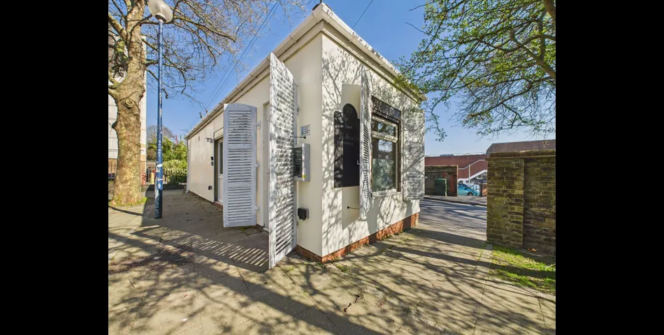 A TRULY UNIQUE FREEHOLD TOWN CENTRE DETACHED PROPERTY - AUCTION CLOSES 12NOON MONDAY 9TH JUNE